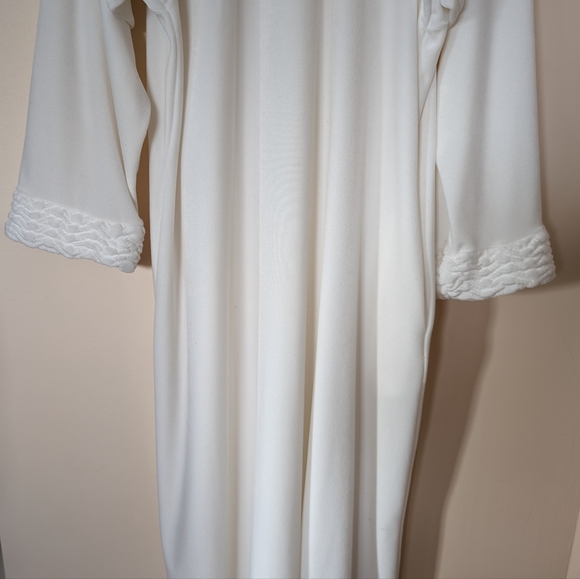 Kelly, Vintage, House white velvet coat, textured cuffs and collar, size Large. - Picture 16 of 16